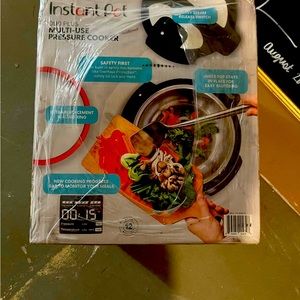 8 quart insta pot/ multi use pressure cooker